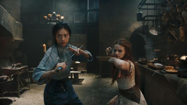 Bild 1 von 6: Linh (Veronica Ngo, l.); Die Prinzessin (Joey King, r.)