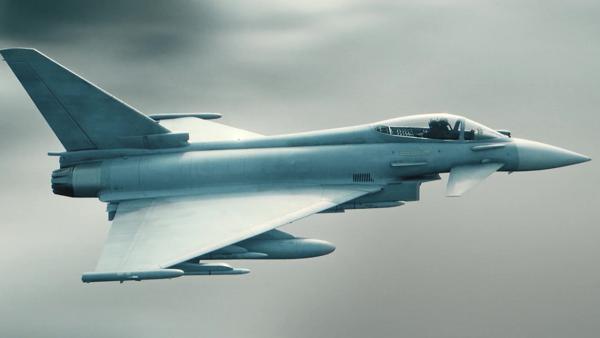 Bild 1 von 2: In Überschallgeschwindigkeit bewegt sich der Eurofighter durch die Luft.