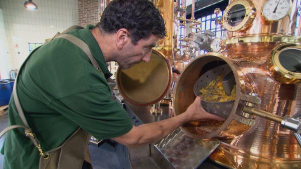 Bild 1 von 3: Die Qualität des Obstlers hängt stark von der Qualität und Reife des verwendeten Obstes ab, sowie von der sorgfältigen Verarbeitung.