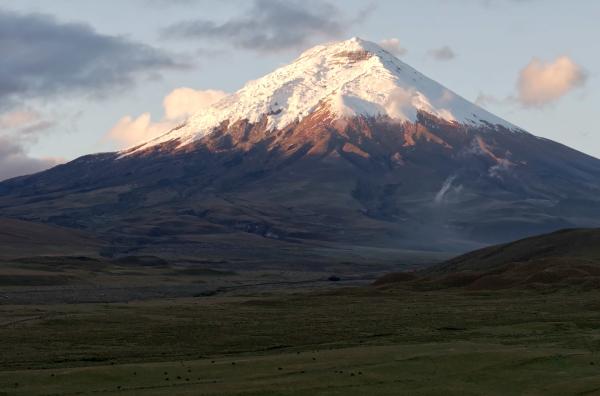 Bild 1 von 5: Der majestätische Cotopaxi liegt im gleichnamigen Nationalpark und zählt mit seinen fast 5.900 Metern zu den höchsten aktiven Vulkanen der Erde.