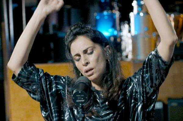 Bild 1 von 4: Auch die libanesische Künstlerin Yasmine Hamdan singt in dieser Tribute-Show bisher unveröffentlichte Bowie-Coverversionen.