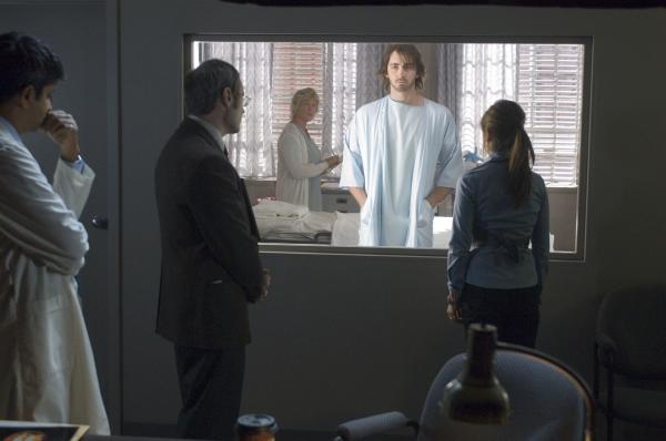 Bild 1 von 11: Jess (Sarah Michelle Gellar, r.) kann es kaum fassen, aber nach Monaten erwacht Roman (Lee Pace, 2.v.r.) aus dem Koma. Doch plötzlich ist er sanftmütig, behutsam, liebevoll - genauso wie sein Bruder Ryan immer war ...