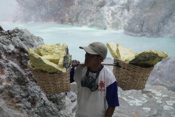 Bild 1 von 4: Bis zu 80 Kilogramm Schwefel trägt jeder Arbeiter der Schwefelmine auf dem Vulkan Ijen täglich ins Tal.