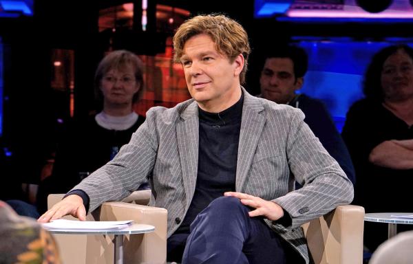 Bild 1 von 4: Moderator Michael Steinbrecher präsentiert das \