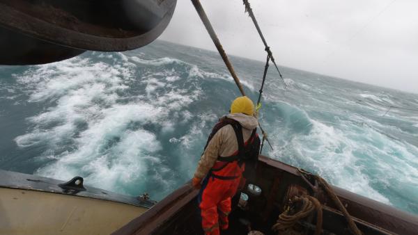 Bild 1 von 3: Die Arbeit an Bord ist ein Knochenjob und die Crew wird immer wieder Extremsituationen ausgesetzt.