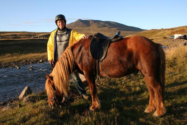 Bild 1 von 7: Willi mit einem Islandpferd am Fluss.