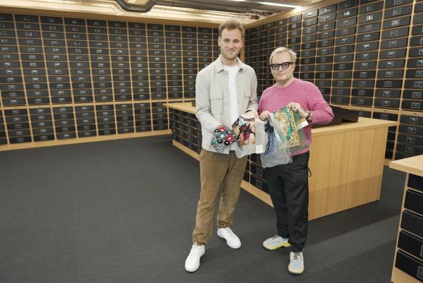 Bild 1 von 14: Leon Windscheid im Atelier einer französischen Luxusstickerei zusammen mit dem Modedesigner Hubert Barrère.