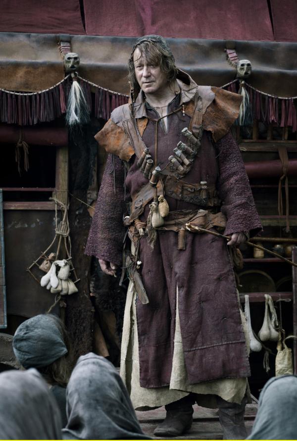 Bild 1 von 8: Der fahrende Bader (Stellan Skarsgård) bietet den Menschen seine Dienste an: Zähne ziehen, Schultern einrenken und Gliedmaßen amputieren.