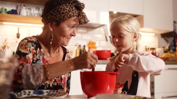 Bild 1 von 3: Vilda (Sofia Sittnikow) und Tante Eva (Johanna Ringbom) backen zusammen Pfannkuchen.