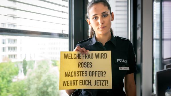 Bild 1 von 9: Pinar (Aybi Era) möchte von Gina wissen, ob sie die Flyer in Prof. Roses Vorlesungsraum verteilt hat.