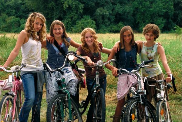 Bild 1 von 10: Im Teenageralter ist das Gefühlschaos vorprogrammiert: Das gilt auch für die wilden Hühner (v.l.n.r.: Paula Riemann, Zsa Zsa Inci Bürkle, Michelle von Treuberg, Jette Hering, Lucie Hollmann).