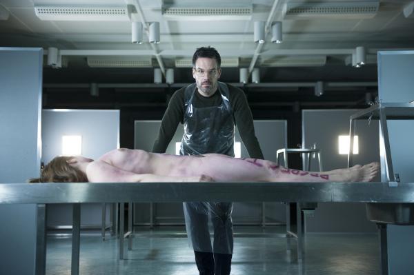 Bild 1 von 8: Dr. Fred Abel (Tim Bergmann)