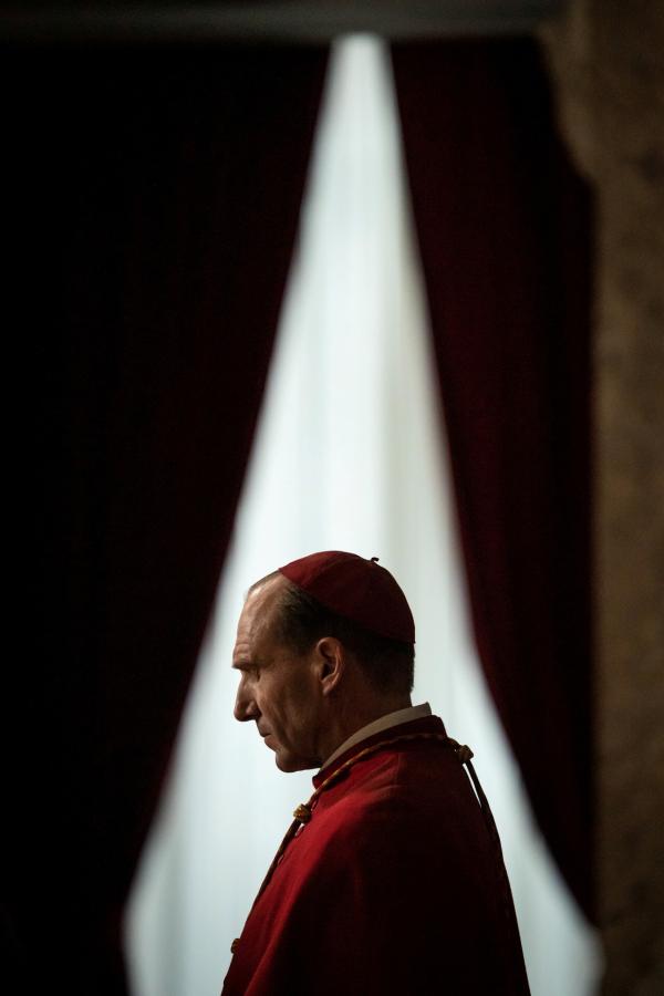 Bild 1 von 6: Ralph Fiennes stars as Cardinal Lawrence in director Edward Berger's CONCLAVE, a Focus Features release. Credit: Philippe Antonello/Focus Features