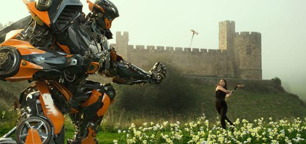 Bild 1 von 6: Left to right: Hot Rod and Laura Haddock as Viviane Wembly in TRANSFORMERS: THE LAST KNIGHT, from Paramount Pictures.
