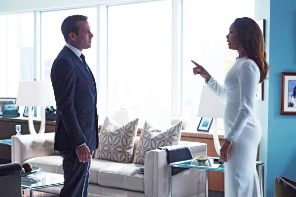 Bild 1 von 3: Im Fall von Mikes Anklage wegen Betrugs geht es auch darum, Schaden von der Kanzlei abzuwenden. Jessica (Gina Torres)  und Harvey (Gabriel Macht)  beraten über das beste Vorgehen.