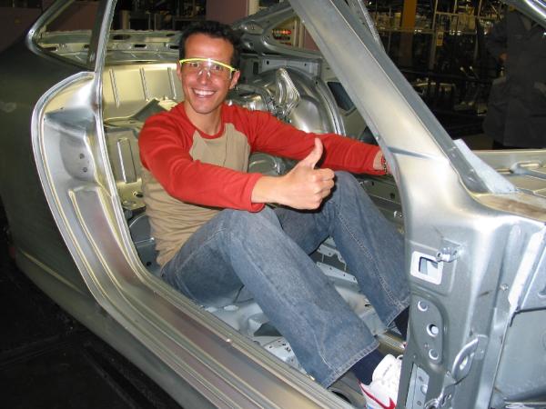 Bild 1 von 1: Willi bei der Firma Porsche in Zuffenhausen bei Stuttgart. Hier erfährt er, wie die Autos gebaut werden und setzt sich in den Rohbau eines Autos.