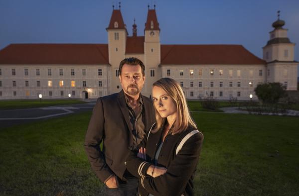 Bild 1 von 10: Der Grazer Chefinspektor Sascha Bergmann (Hary Prinz, links) und seine Partnerin Anni Sulmtaler (Anna Unterberger, rechts) ermitteln im Kloster Neuberg, wo sie auf ein Panoptikum aus Straftaten, Sünden und Verfehlungen stoßen.
