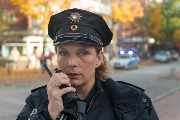 Bild 1 von 11: Claudia (Janette Rauch) überwacht eine Bank. Der Verdacht liegt nahe, dass diese Bank überfallen werden soll.