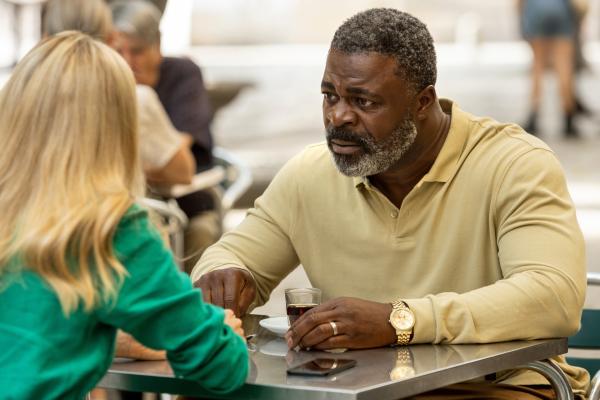 Bild 1 von 1: Colin Sutherland (Danny Sapani), Vater des toten Jay, erklärt Laura (Sophie Rundle), warum er sehr unzufrieden mit dem Verlauf der Ermittlungen  ist.