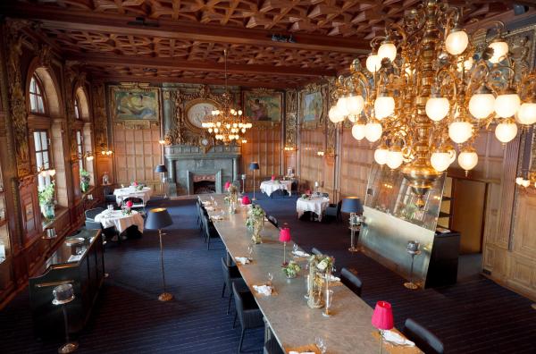 Bild 1 von 2: In Stockholm haben drei schwedische Architekten das Restaurant in der Königlichen Oper sehr behutsam und mit viel Understatement in die moderne Zeit gerettet.