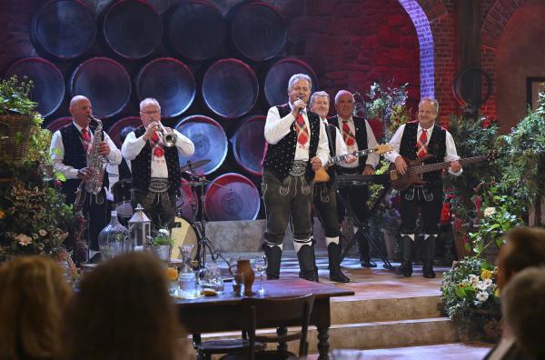 Bild 1 von 5: Das Beste der SWR Musikshow der vergangenen Monate: Gastgeber Andy Borg präsentiert beliebte Interpret:innen, Schlagerlegenden und junge Hitparadenstars - viel Musik mit Herz und Seele. Mit dabei: Die Kastelruther Spatzen.