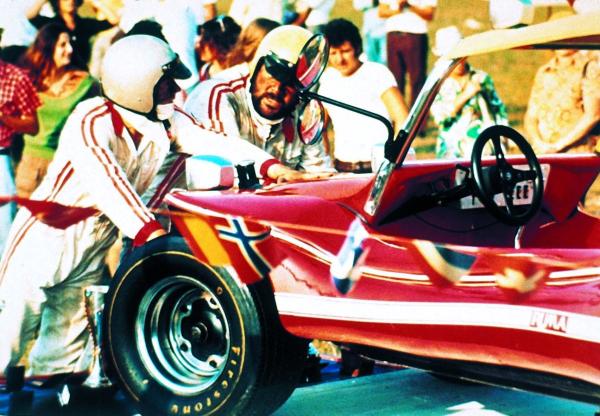 Bild 1 von 4: Die beiden schlagkräftigen Haudegen Kid (Terence Hill, l.) und Ben (Bud Spencer, r.) sind und bleiben zwei unzertrennliche Freunde. Bei einem Autorennen gewinnen sie einen lang ersehnten Buggy ...