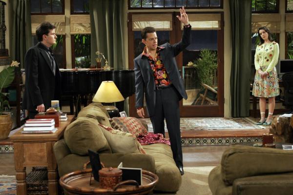 Bild 1 von 22: Rose (Melanie Lynskey, r.) kann nicht glauben, dass sich Charlie (Charlie Sheen, l.) und Alan (Jon Cryer, M.) als ein schwules Pärchen ausgeben wollen ...