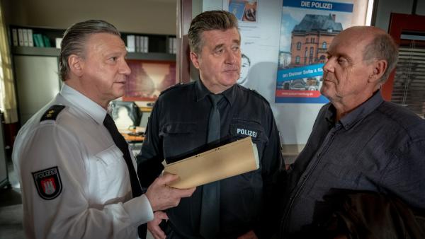 Bild 1 von 10: Haller (Hannes Hellmann, l.) und Hans (Bruno F. Apitz, M.) bedanken sich bei Willi Schipper (Wolfgang Finck, r.), dessen Tipp dazu beigetragen hat, einen Verdächtigen zu finden.