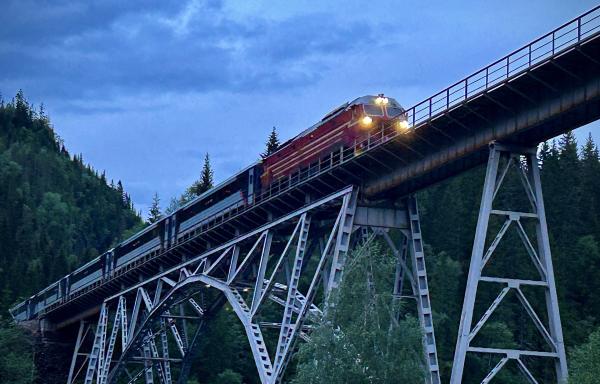 Bild 1 von 1: Bahn-Erlebnis in Norwegen: Die Nordlandsbahn überquert viele hohe Stahlbrücken.