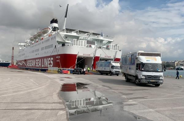 Bild 1 von 1: In Piräus gehen zwei LKW beladen mit modernstem medizinischen Equipment an Bord einer Fähre zur Insel Serifos.