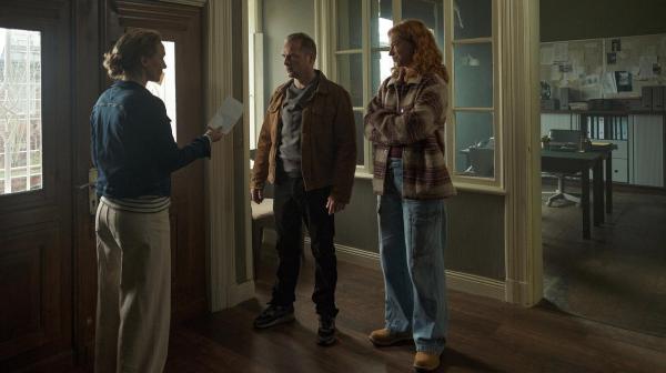 Bild 1 von 19: Im Bild: Hannah Wagner (Jana Klinge) bringt Hauke Jacobs (Hinnerk Schönemann) und Jule Christiansen (Marleen Lohse) überraschende Neuigkeiten aus ihrem Urlaub mit.