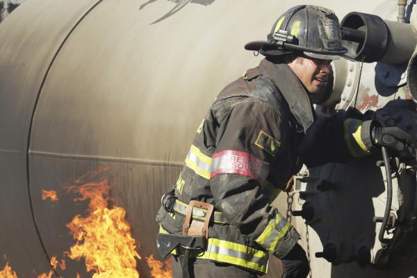Bild 1 von 15: Taylor Kinney as Kelly Severide -- (Photo by: Elizabeth Morris/NBC)