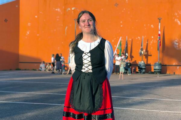 Bild 1 von 9: Marie Cormier lernt in der Gruppe Orok-Bat traditionelle Tänze aus dem Baskenland. Auf der Fête Basque wird sie zum ersten Mal vor Publikum auftreten.
