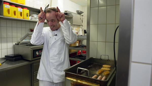Bild 1 von 2: Fleischthekenleiter Daniel (Foto) und seine Kollegin Brigitta hecken einen Streich aus..