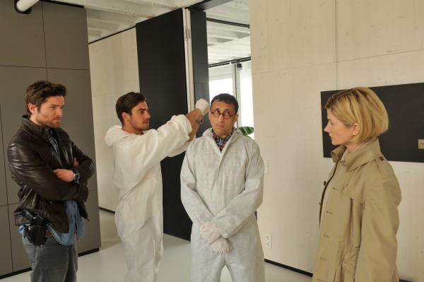 Bild 1 von 7: Benedikt Förster (Florian Wünsche, 2.v.l.) demonstriert an Jan Arnaud (Mike Zaka Sommerfeldt, 2.v.r.) wie der Täter zugeschlagen haben muss. Martina Seiffert (Astrid M. Fünderich, r.) und Jo Stoll (Peter Ketnath, l.) folgen der Demonstration aufmerksam.