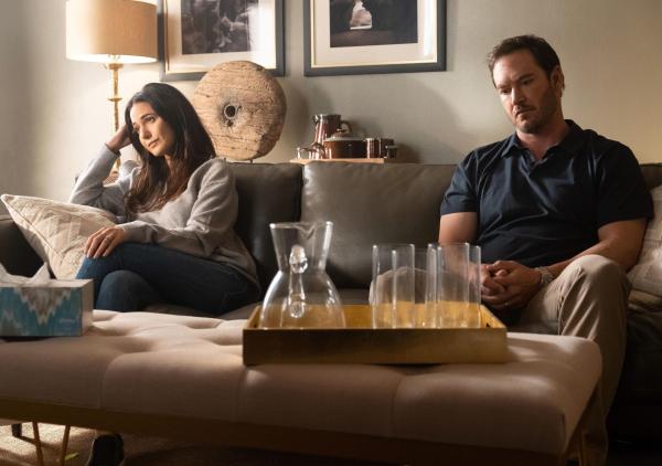 Bild 1 von 22: Dr. Lila Kyle (Emmanuelle Chriqui, l.); Brad Wolgast (Mark-Paul Gosselaar, r.)