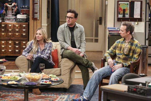 Bild 1 von 19: Staunen nicht schlecht, als sie von Sheldons und Amys schrecklichem Ausflug nach Texas erfahren: Die Nerds Penny (Kaley Cuoco, l.), Leonard (Johnny Galecki, M.) und Stuart (Kevin Sussman, r.) ...