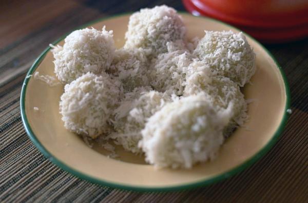 Bild 1 von 4: Onde Onde aus Malaysia: kleine Kugeln aus Kokos und Pandan, einer aromatischen Tropenpflanze. Der Teig besteht aus Mehl, Wasser und dem Saft der Pandanblätter, die Füllung aus Palmzucker und Kokosnuss.