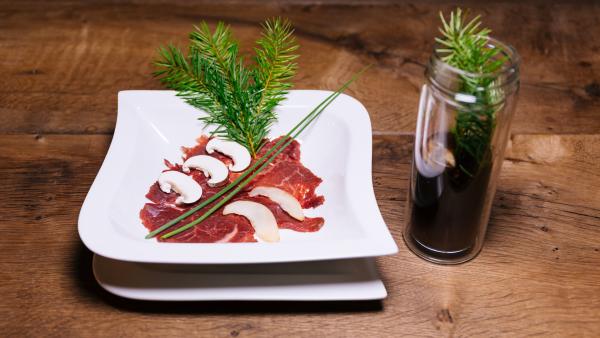 Bild 1 von 24: Die Vorspeise: warmes Rinder-Carpaccio im Pilzsud.
