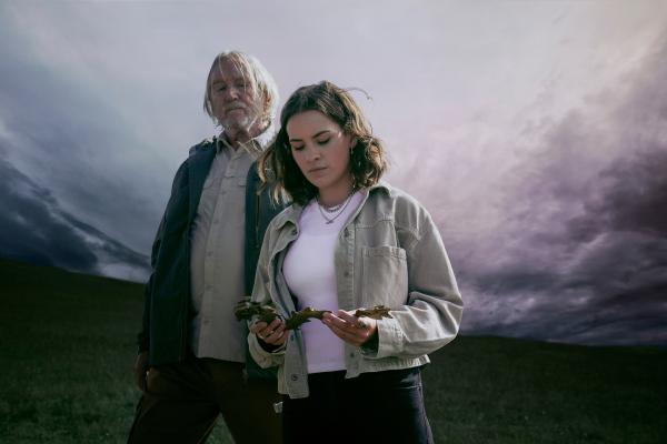 Bild 1 von 4: Issie (Macey Chipping, r.) versucht ihren Großvater Gordon (Bruce Phillips, l.) davon zu überzeugen, dass die geborgene Drachenfigur verflucht ist und schleunigst zurück ins Meer befördert werden muss.© ZDF/Geoffrey Short - Honorarfreie Verwendung gemäß AGB im redaktionellen Zusammenhang mit genannter Sendung bei Nennung \