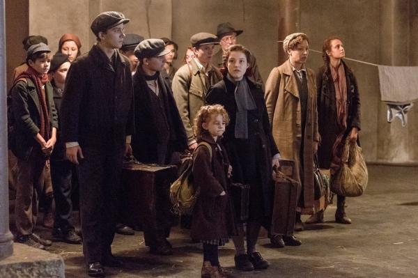 Bild 1 von 9: Alle machen sich zur Reise fertig - aber Max fehlt! (v.li.: Maximilian Paier, Sophie Stockinger, Nina Proll, Amy Lee Wörgötter, Muriel Wimmer).