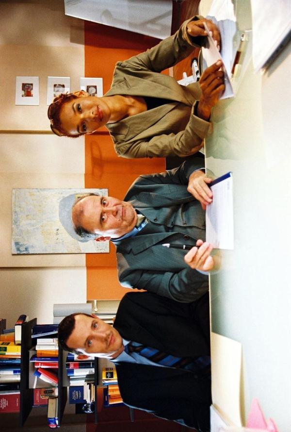 Bild 1 von 15: Die Rechtsanwälte Dr. Schiller (Lambert Hamel, M.), Schnüll (Carol Campbell, r.) und Braun (Andreas Hofer, l.) machen Sandra ein sehr gutes Vergleichsangebot. Sandra hat jedoch noch eine alte Rechnung offen und lehnt es ab...