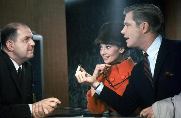 Bild 1 von 11: Im Bild: John McGiver, Audrey Hepburn (Holly Golightly), George Peppard (Paul Varjak).