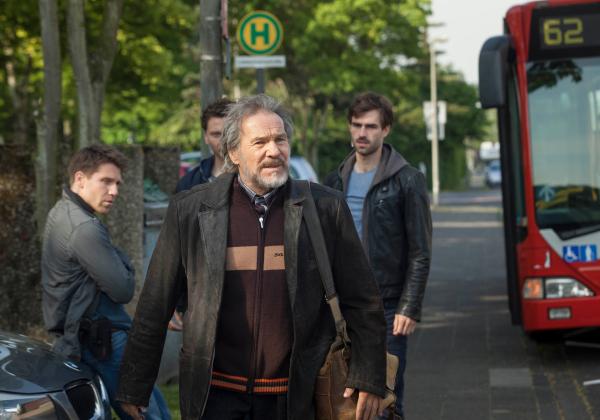 Bild 1 von 15: Nach seiner Haftentlassung wird der als gefährlich geltende Joseph Komalschek (Götz George, Mitte) von dem Polizisten Tom Barner (Hanno Koffler, li.) und seinem Kollegen Rudi (Moritz Vierboom) überwacht.