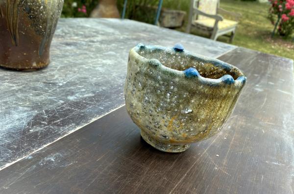 Bild 1 von 4: In Japan erzielen Teeschalen Phantasiepreise und stehen in Museen. Uwe Löllmann stellt im Hegau japanische Holzbrandkeramik nach alter Tradition her.