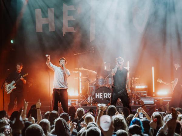 Bild 1 von 1: Heiko und Roman Lochmann beim Abschlusskonzert der Tour in Berlin