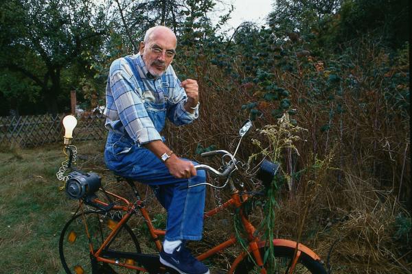 Bild 1 von 5: Peter (Peter Lustig) hat den Heimtrainer etwas umgebaut. Er strampelt kräftig: Schon hat er  Elektroenergie - und die Lampe brennt.