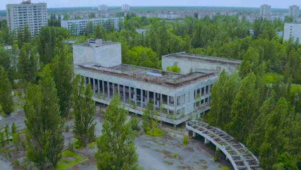 Bild 1 von 3: Der Marx-Generator im russischen Istra sticht verlassen aus der bewaldeten Landschaft hervor.
