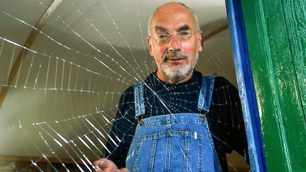 Bild 1 von 1: Wie spinnt die Spinne ihr Netz? Peter (Peter Lustig) ist fasziniert und schaut dem Insekt genau zu.