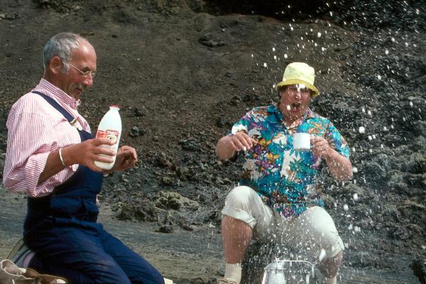 Bild 1 von 7: Ende gut, alles gut. Genüsslich frühstücken Peter (Peter Lustig, l.) und der Nachbar (Helmut Krauss, r.).